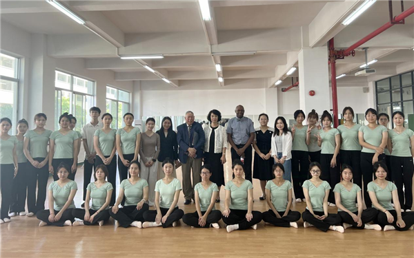 观摩教学、合影留念.png 观摩教学、合影留念.png