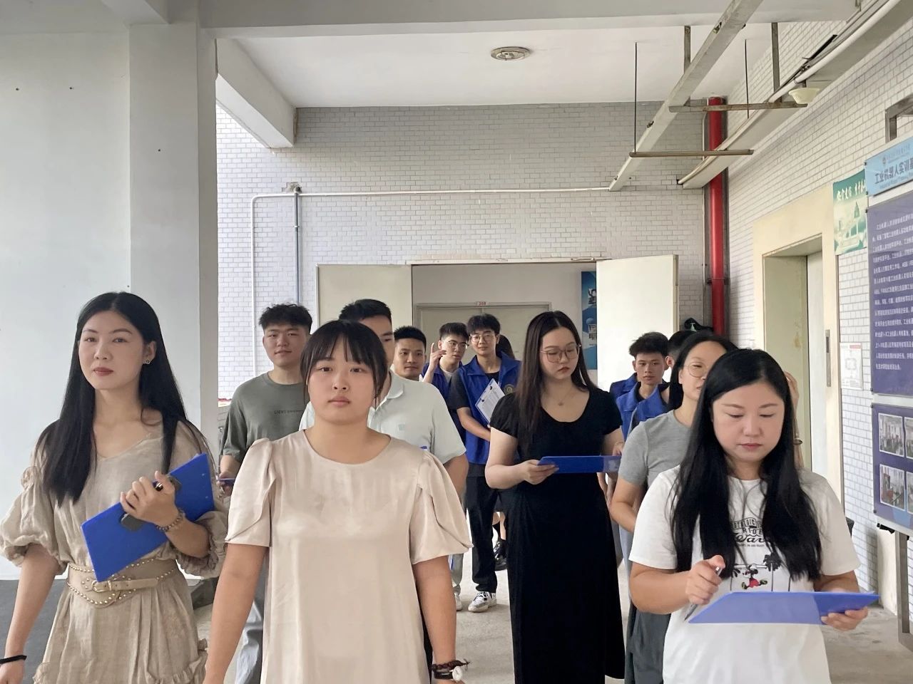 查课现场.jpg 查课现场.jpg